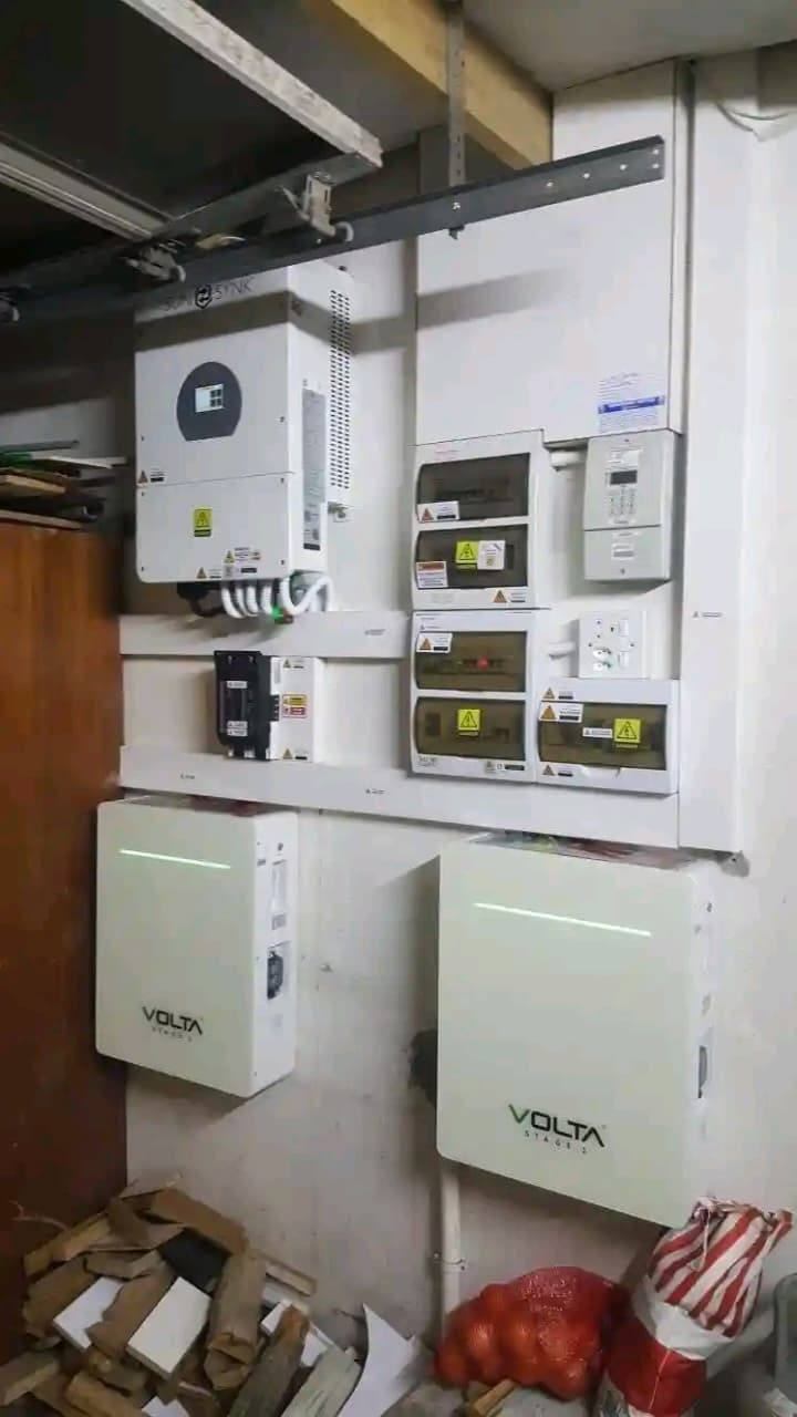 Inverter, distribution board and battery installation